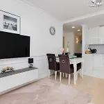 Stylish Two Bedroom Nasypowa By Renters Apartamento