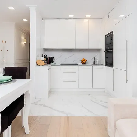 Apartamento Stylish Two Bedroom Nasypowa By Renters *