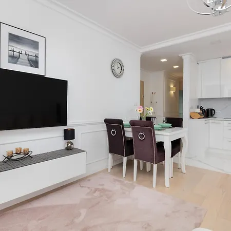 Stylish Two Bedroom Nasypowa By Renters Apartamento