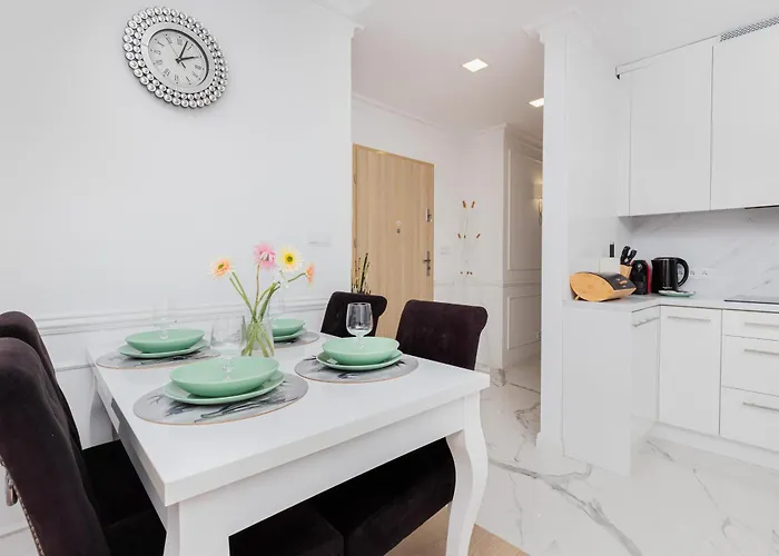 Stylish Two Bedroom Nasypowa By Renters グディニャ